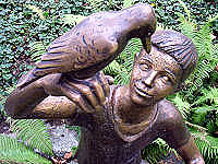 Auf dem Friedhof lassen sich die unterschiedlichsten Kunstwerke bewundern, hier eine Bronze-Skulptur