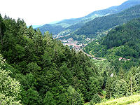 Blick vom Naturfreundehaus (wo wir einkehren) auf Forbach (unser Startpunkt)